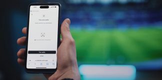 Cliente fazendo verificação de identidade no app da Unico.