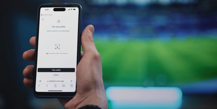 Unico Cliente fazendo verificação de identidade no app da Unico.