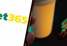 Celular com logotipo da bet365.