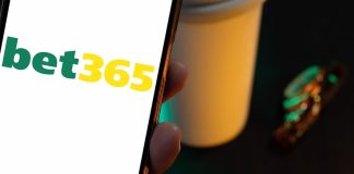 Celular com logotipo da bet365.