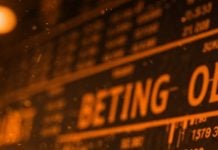 "Betting Odds" escrito em larajna junto a cálculos de probabilidades de apostas esportivas com fundo escuro