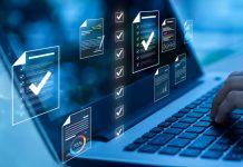 Documentos virtuais projetados à frente do notebook sobre a mesa