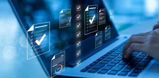Cade analisa aquisição de controle envolvendo Open Gaming Documentos virtuais projetados à frente do notebook sobre a mesa