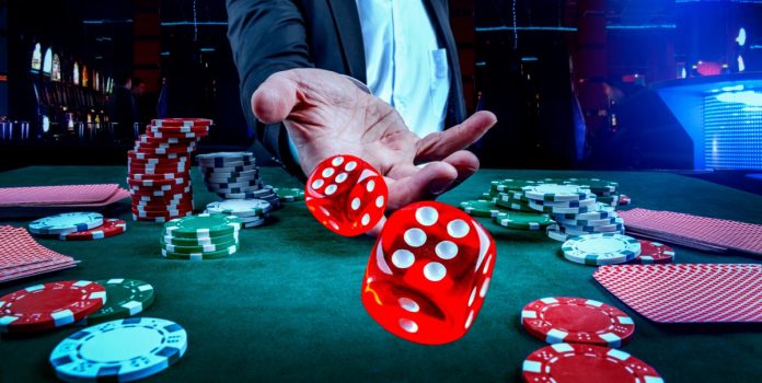 casinos-fisicos-brasil-paulo-horn Crupiê jogando dados em direção à câmera