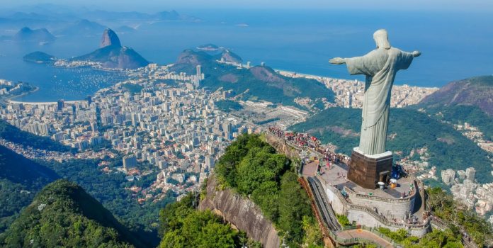 Cristo Redentor visto de cima no Rio de Janeiro, cidade onde está a LOTERJ
