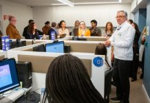 Sala do Ministério da Saúde com pessoas trabalhando