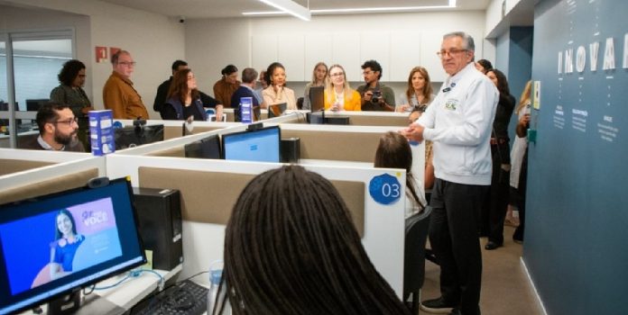 Sala do Ministério da Saúde com pessoas trabalhando