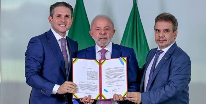 nova-lei-combate-atuacao-de-operadores-de-apostas-ilegais- Lula segurando o documento oficial da Lei Raul Jungmann ao lado de Hugo Motta e Wellington Lima