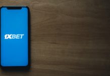Tela de celular exibe aplicativo da 1xBet.