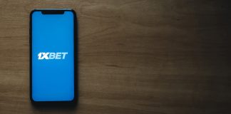 1xBet: um modelo para entrada no mercado latino-americano Tela de celular exibe aplicativo da 1xBet.