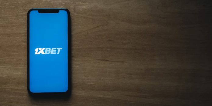 1xBet Tela de celular exibe aplicativo da 1xBet.