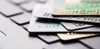 ANJL notifica Datafolha por falta de transparência em dados sobre endividamento relacionados às apostas Cartões de crédito sobre o teclado do notebook