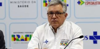 Alexandre Padilha, ministro da Saúde, compara vício em apostas com cigarro Foto tirada de Alexandre Padilha, um homem de cabelos brancos e óculos, que é o ministro da Saúde no Brasil.