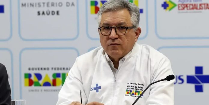 Alexandre-Padilha Foto tirada de Alexandre Padilha, um homem de cabelos brancos e óculos, que é o ministro da Saúde no Brasil.