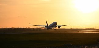 SPRIBE obtém liminar contra NSX Brasil por uso da marca Aviator Avião voando.