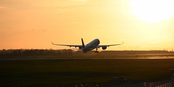 Avião voando.