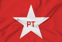 Deputados do PT solicitam audiência pública sobre impactos das apostas na economia e saúde pública Bandeira vermelha do Partido dos Trabalhadores (PT).