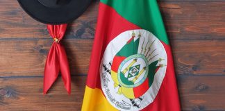 RS restringe publicidade de apostas com nova lei Um chapéu de gaúcho e a bandeira do Rio Grande do Sul pendurados em uma parede de madeira.