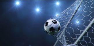 Avaí renova patrocínio máster com a 1PRA1 até 2027 Bola de futebol estufada na rede.