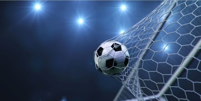 Bola-de-Futebol Bola de futebol estufada na rede.