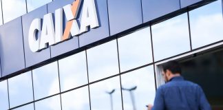 Fachada de uma agência da Caixa Econômica Federal.
