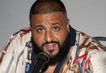DJ Khaled em frente de um microfone.