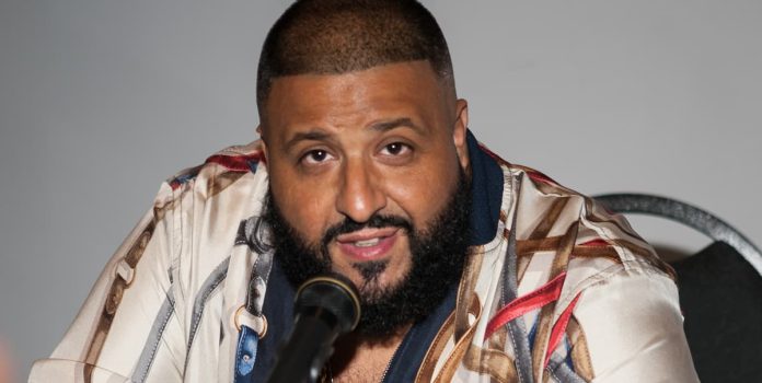DJ Khaled em frente de um microfone.