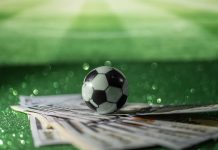 Ênio se torna réu por manipulação de apostas esportivas e lavagem de dinheiro Bola de futebol sobre notas de 100 dólares.