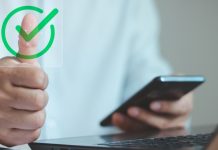 IBJR e ANJL apoiam Resolução do CMN que restringe mercado preditivo no Brasil Homem sentado fazendo o sinal de joinha enquanto mexe no celular