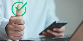IBJR e ANJL apoiam Resolução do CMN que restringe mercado preditivo no Brasil Homem sentado fazendo o sinal de joinha enquanto mexe no celular