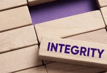 IBIA organiza o seu primeiro Grupo de Trabalho sobre Integridade na América do Sul Plaquinha de madeira escrito Integrity para ilustrar Grupo de Trabalho sobre Integridade da IBIA conduzido na América do Sul.