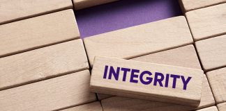 IBIA organiza o seu primeiro Grupo de Trabalho sobre Integridade na América do Sul Plaquinha de madeira escrito Integrity para ilustrar Grupo de Trabalho sobre Integridade da IBIA conduzido na América do Sul.