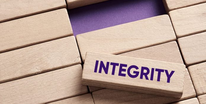 Plaquinha de madeira escrito Integrity para ilustrar Grupo de Trabalho sobre Integridade da IBIA conduzido na América do Sul.
