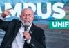 Foto tirada do presidente Lula, um homem branco de idade avançada.
