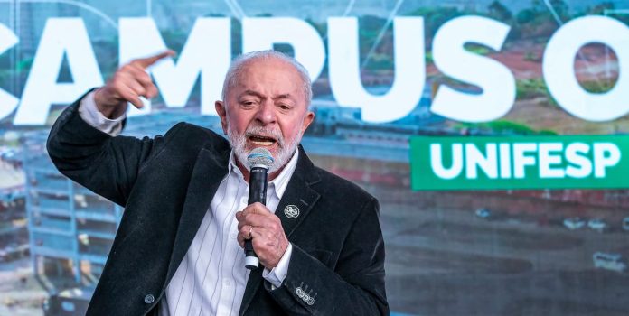 Lula Foto tirada do presidente Lula, um homem branco de idade avançada.