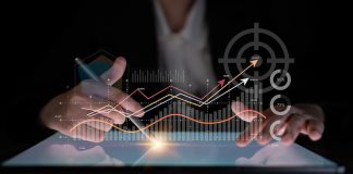 Advogado Eric Jasper analisa mercado preditivo no Brasil e aponta desafios regulatórios Homem analisando gráficos de projeção.