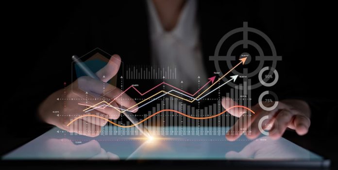 Mercado-Preditivo Homem analisando gráficos de projeção.