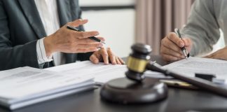 NOVO protocola PDL para suspender veto do CMN ao mercado preditivo Dois homens sentados assinando papéis