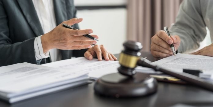 NOVO-protocola-PDL-para-suspender-veto-do-CMN-ao-mercado-preditivo Dois homens sentados assinando papéis