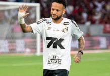 Foto tirada de Neymar, jogador do Santos, enquanto ele fazia um gesto de desculpas.