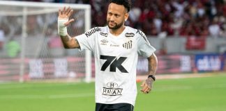 Casas de apostas se distanciam da elite do futebol brasileiro em 2026 Foto tirada de Neymar, jogador do Santos, enquanto ele fazia um gesto de desculpas.