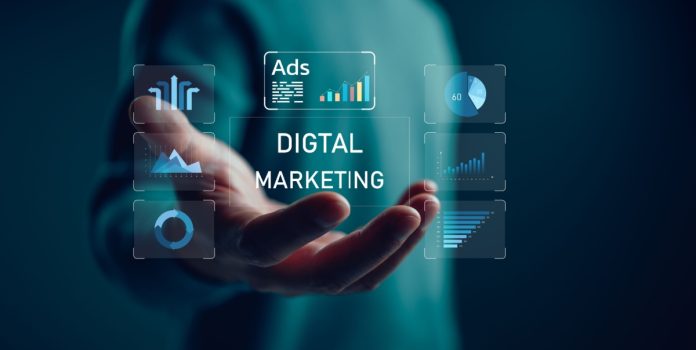 Um homem projetando em sua mão a escrita Digital Marketing e elementos de publicidade