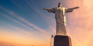 Playtech: Brasil, um ano depois – mercado de apostas que vale a pena entender Pôr do sol no Cristo Redentor, no Rio de Janeiro