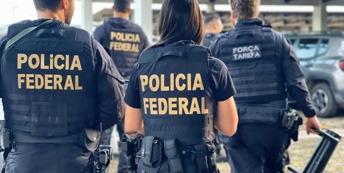Policiais federal trabalhando em operação.