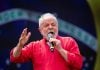 Presidente Lula discursa com microfone em mãos.