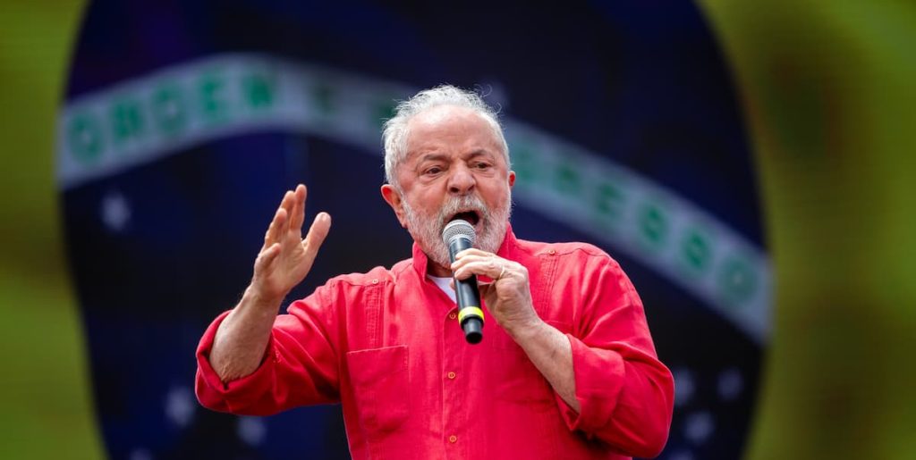Presidente Lula discursa com microfone em mãos.