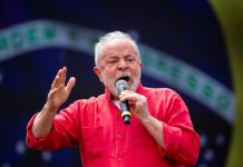 Presidente Lula discursa com microfone em mãos.