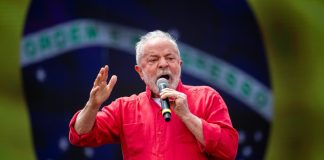 Lula ameaça casas de apostas: “Se depender de mim, a gente fecha as bets” Presidente Lula discursa com microfone em mãos.