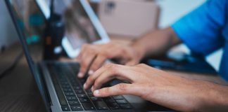Senacon criará laboratório para mapear plataformas de apostas ilegais Humano fazendo vigilância por meio de um laptop.