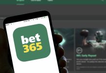 Celular e computador mostrando o aplicativo da bet365.